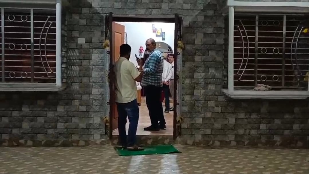 svu raids gopalganj adm ancestral home in disproportionate assets case rohtas bihar news