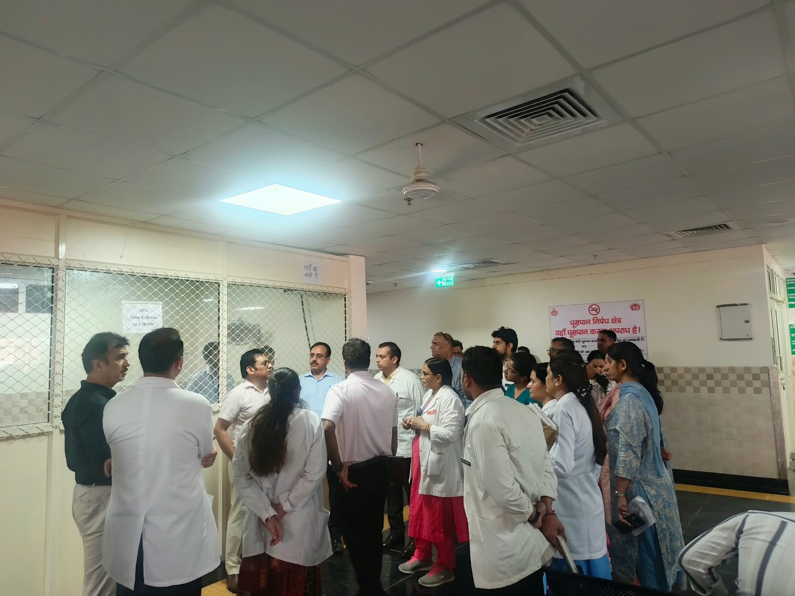 एमसीएच विंग में ओपीडी काउंटर का निरीक्षण करती टीम। संवाद