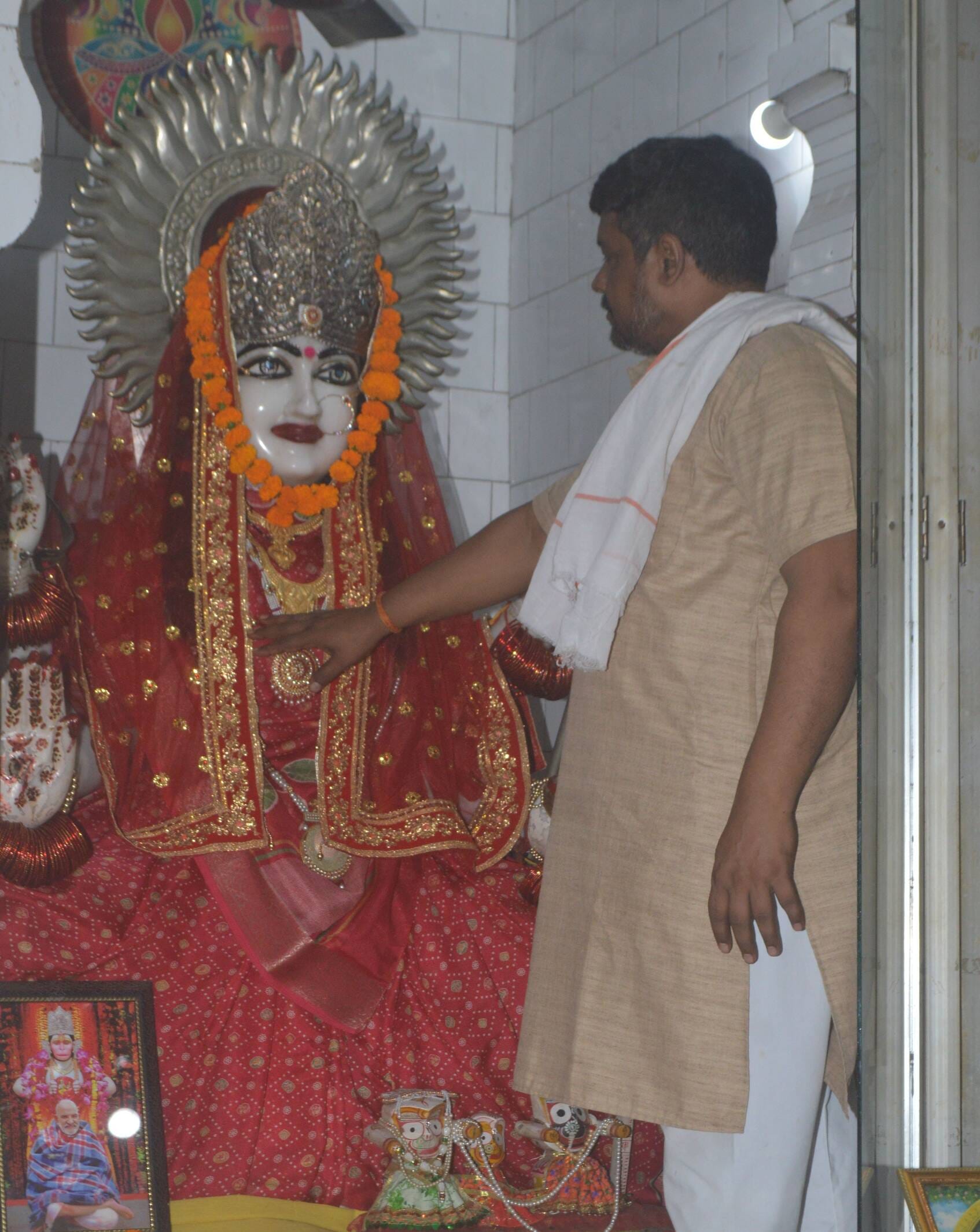 फोटो-03- नवरात्रि की तैयारी में संतोषी माता मंदिर में मूर्ति की सजावट करते पुजारी। संवाद