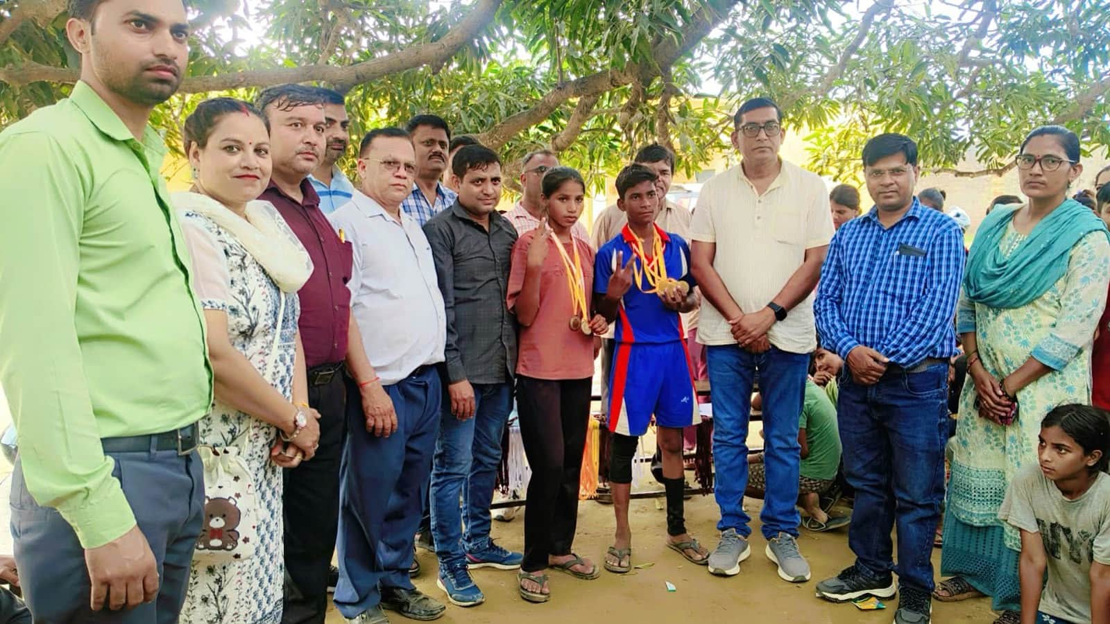 फोटो 04 - अमांपुर के करसाना में आयोजित न्याय पंचायत स्तरीय प्रतियोगिता के चैंपियन। स्रोत : विभा