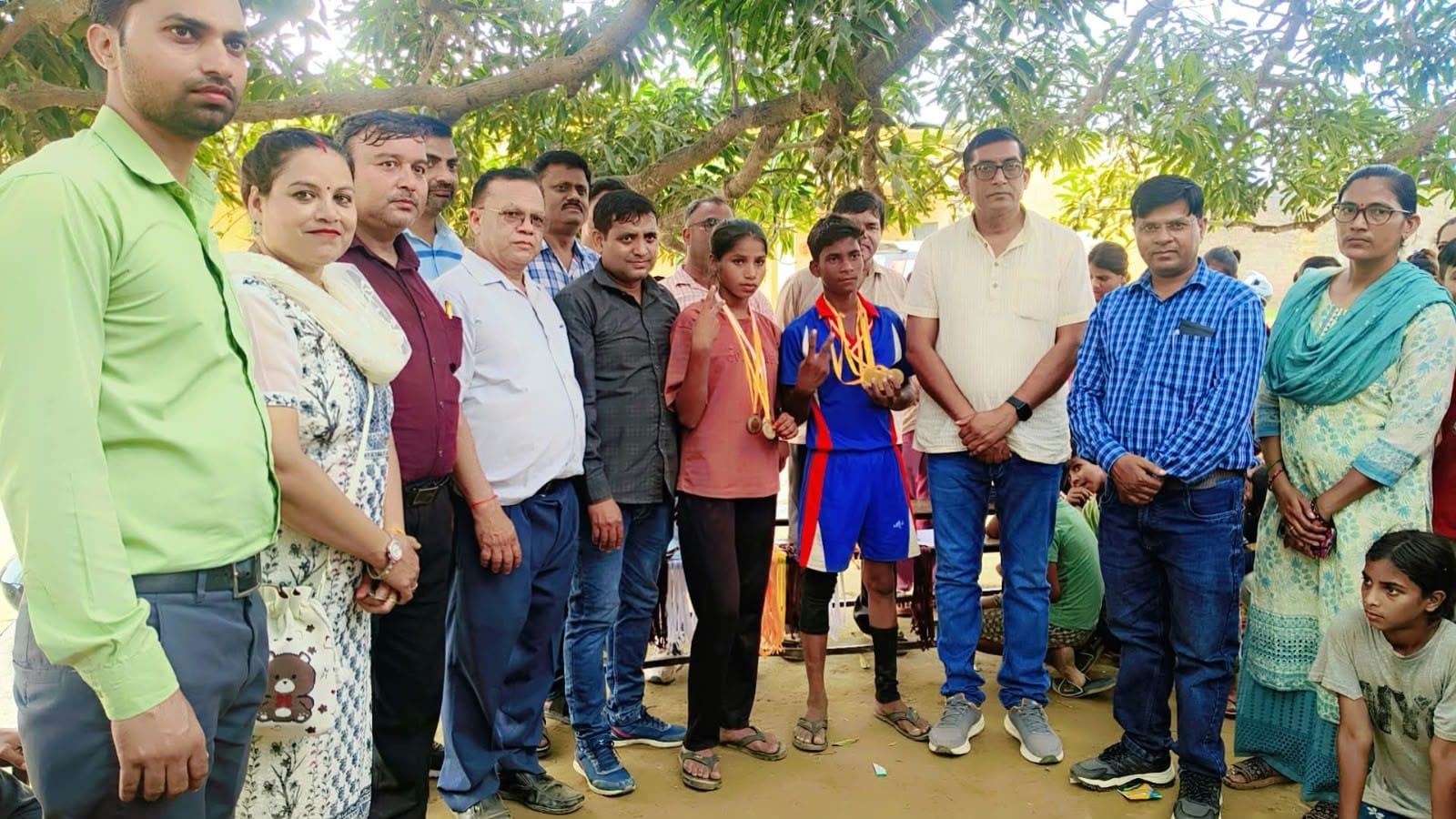 फोटो 04 - अमांपुर के करसाना में आयोजित न्याय पंचायत स्तरीय प्रतियोगिता के चैंपियन। स्रोत : विभा