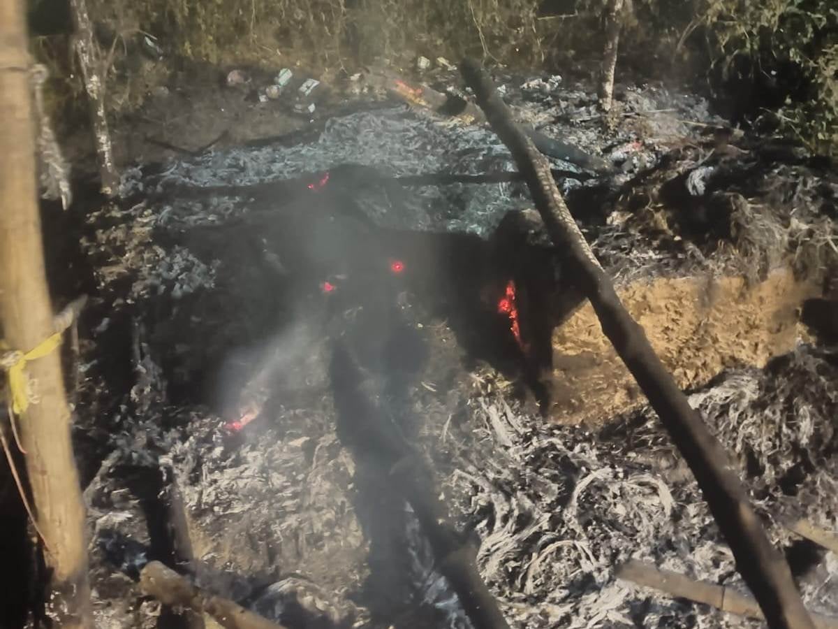 Jalaun News: रुपये मांगने पर दुकानदार की दुकान में लगाई आग