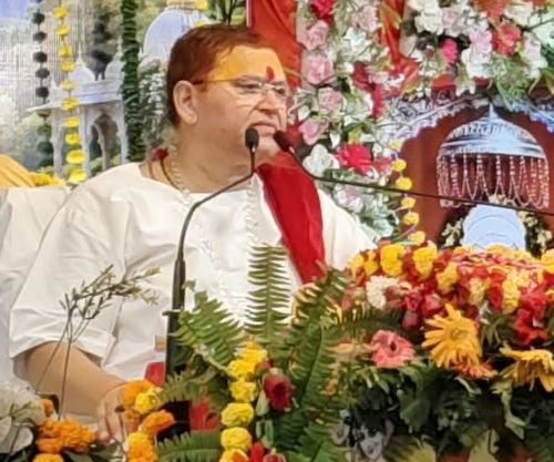 Mahoba News: सुदामा को सिंहासन पर बैठाकर कृष्ण ने बढ़ाया मान