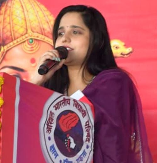 Mahoba News: रानी लक्ष्मीबाई से प्रेरणा लेकर हर क्षेत्र में आगे आएं युवतियां