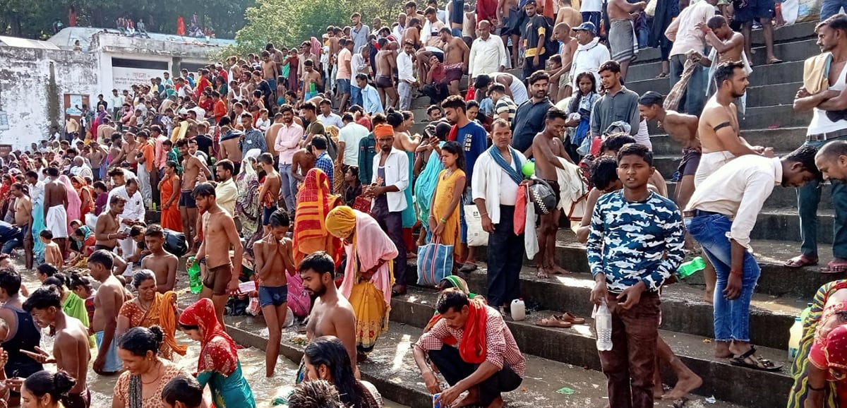Fatehpur News: पितृ मोक्ष अमावस्या पर गंगा घाटों में उमड़ी भीड़