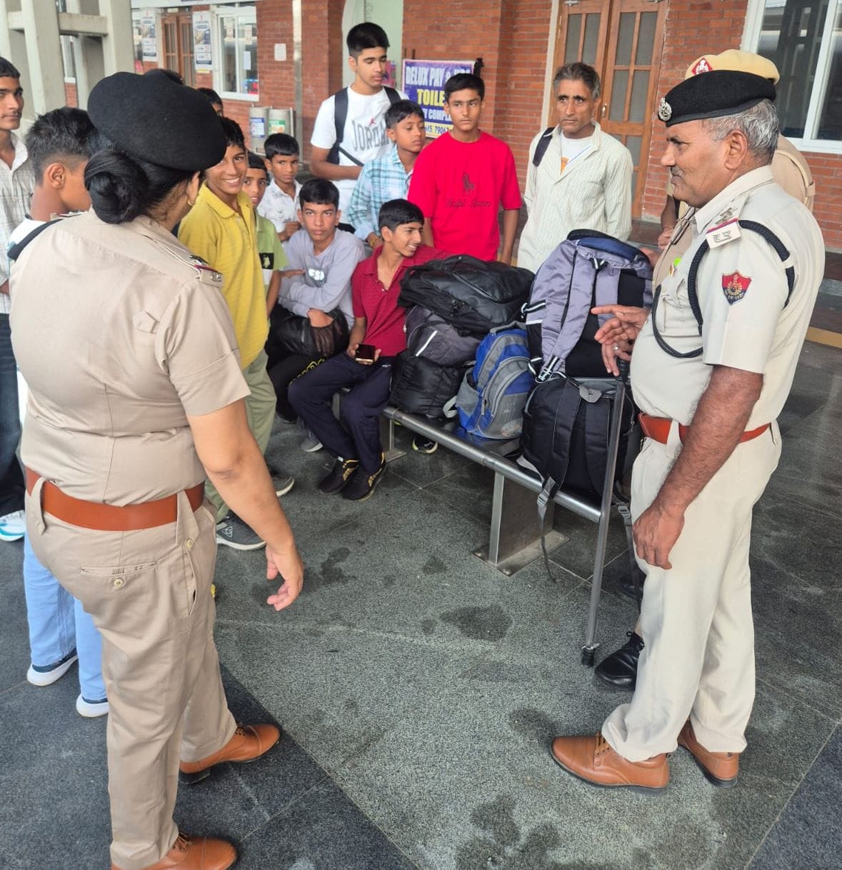 फोटो 09जेएनडी03-रेलवे स्टेशन पर यात्रियों को साइबर ठगी के बारे में जागरूक करते हुए उप निरीक्षक 