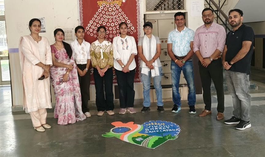 फोटो 09जेएनडी13-राजकीय महिला कॉलेज में छात्राओं द्वारा बनाई गई रंगोली। स्रोत प्रशासन