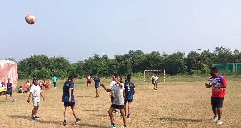 Hamirpur News: हैंडबाल प्रतियोगिता में वाराणसी, आजमगढ़, अयोध्या और प्रयागराज विजयी