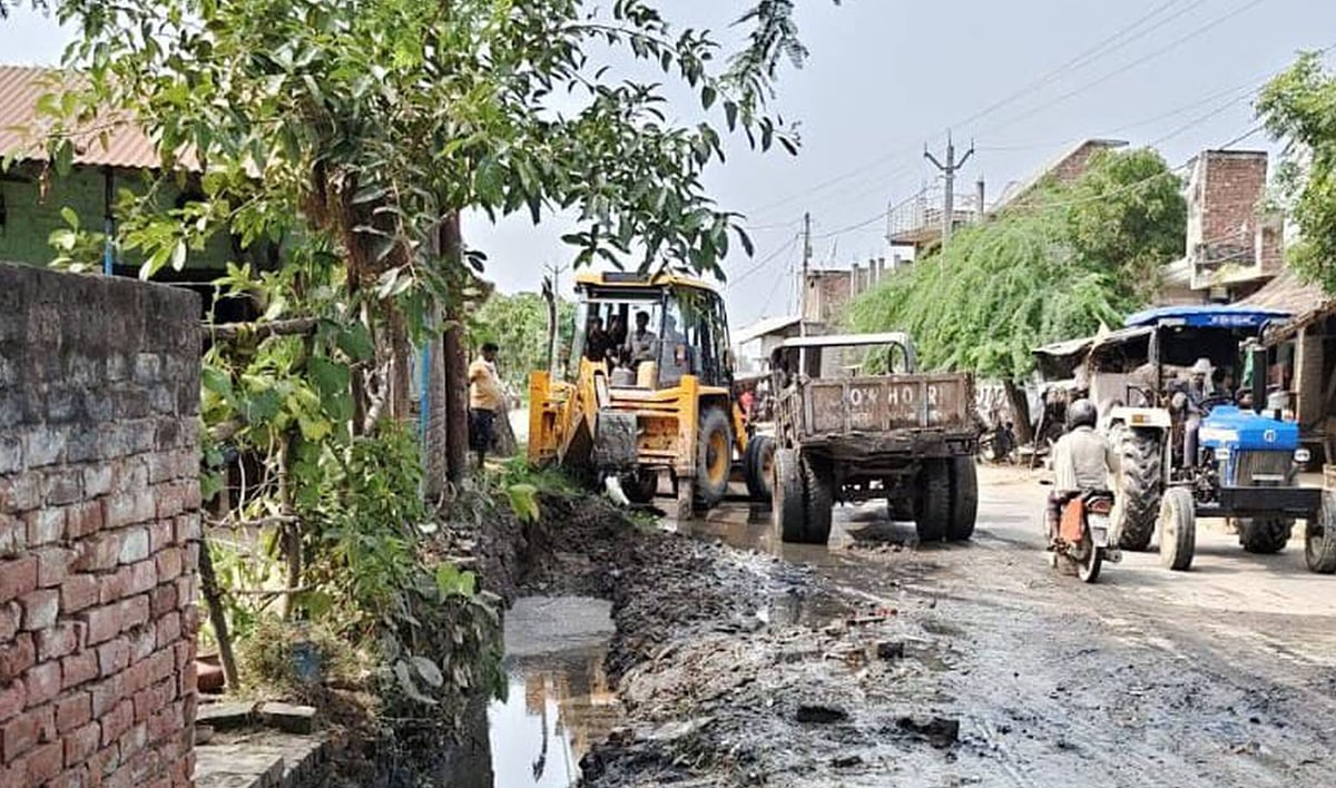 Fatehpur News: जेसीबी चली, फिर भी नाले की सफाई अधूरी