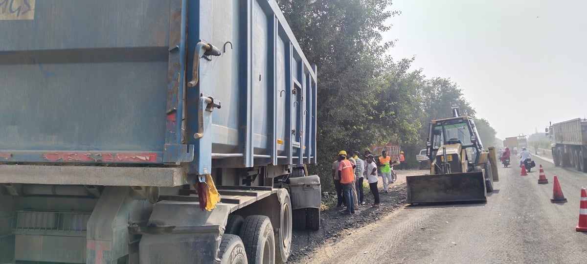 Jalaun News: बेकाबू ट्राला की टक्कर से पानी बेच रहे व्यक्ति की मौत