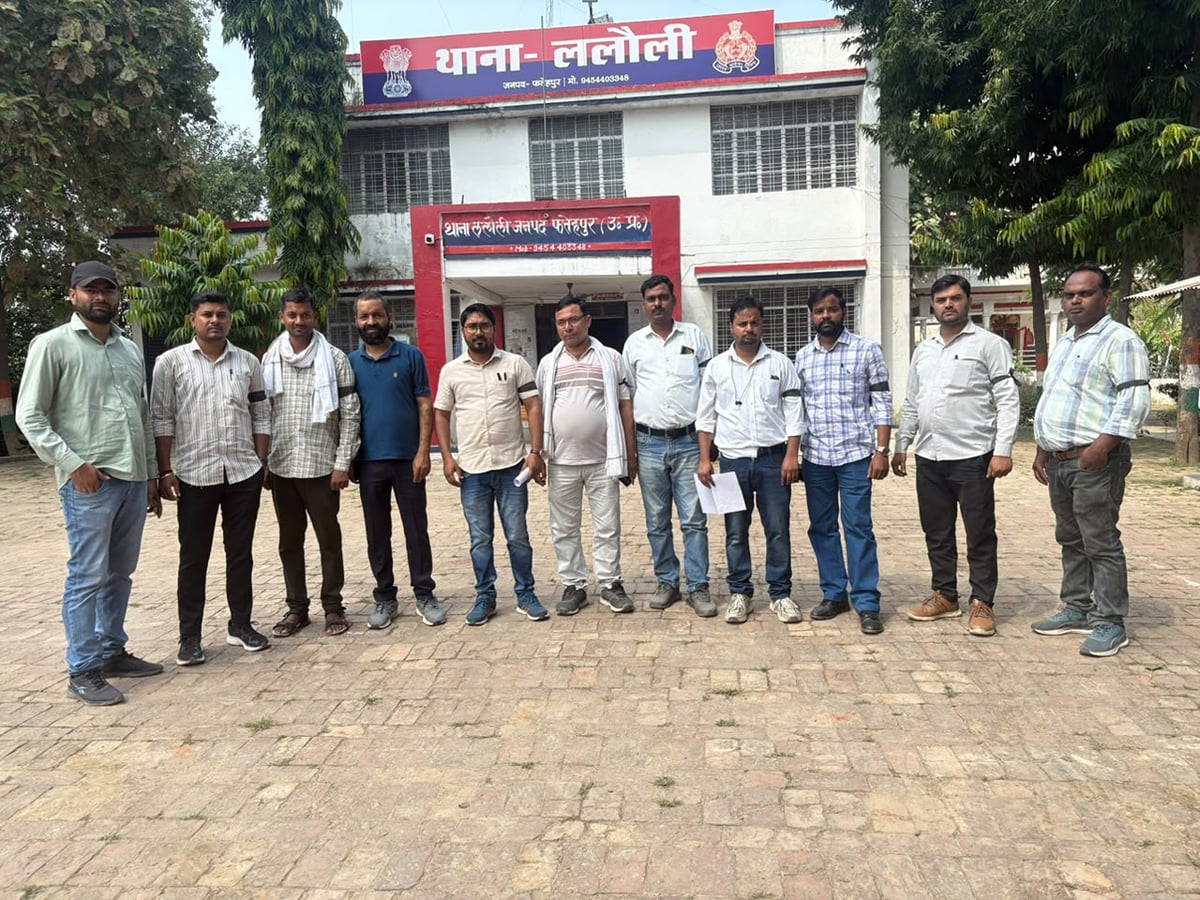 Fatehpur News: मांगों पर अड़े लेखपाल, काली पट्टी बांधकर जताया विरोध