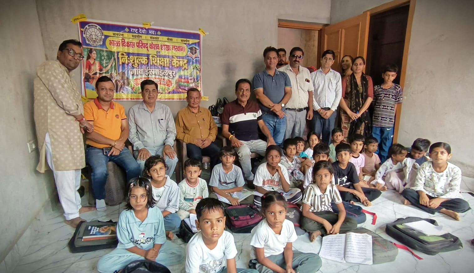 फोटो 6 नरवाना। बच्चों को निशुल शिक्षा देते हुए। स्रोत संस्था।