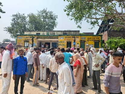 फोटो 6 साधन सहकारी समिति मधन पर लगी किसानों की भीड़़। संवाद