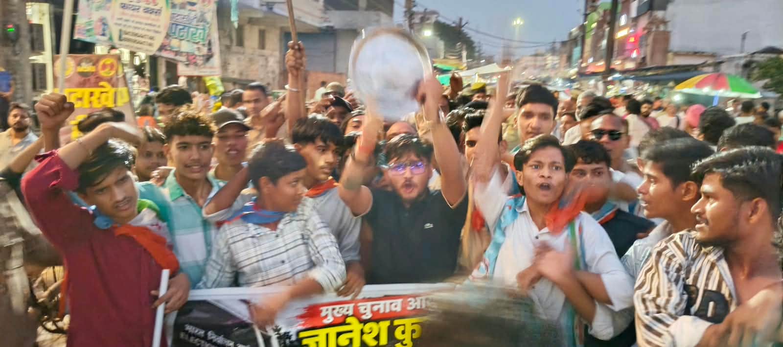 फोटो 70कासगंज में देर शाम प्रदर्शन करते एनएसयूआई पदाधिकारी व कार्यकर्ता । संवाद