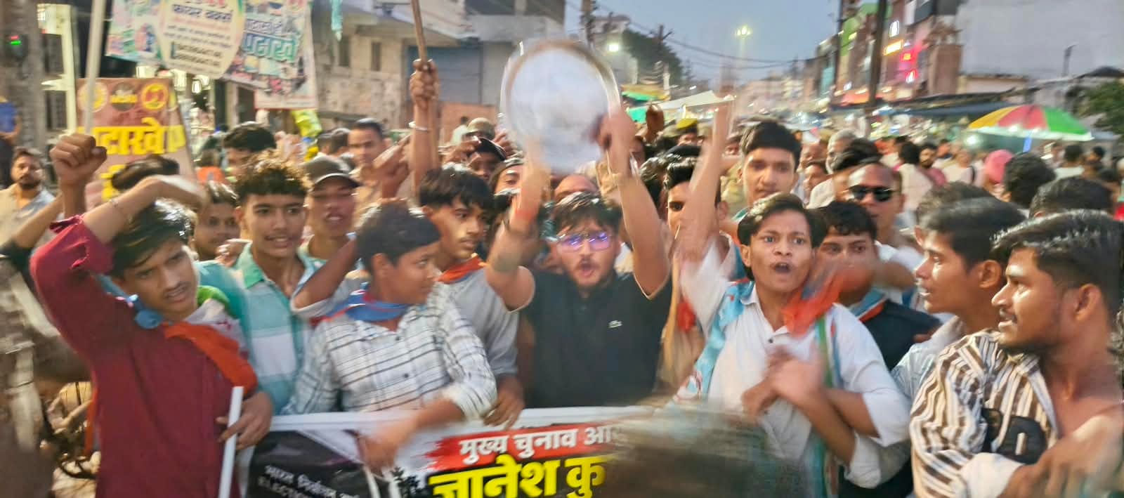 फोटो 70कासगंज में देर शाम प्रदर्शन करते एनएसयूआई पदाधिकारी व कार्यकर्ता । संवाद