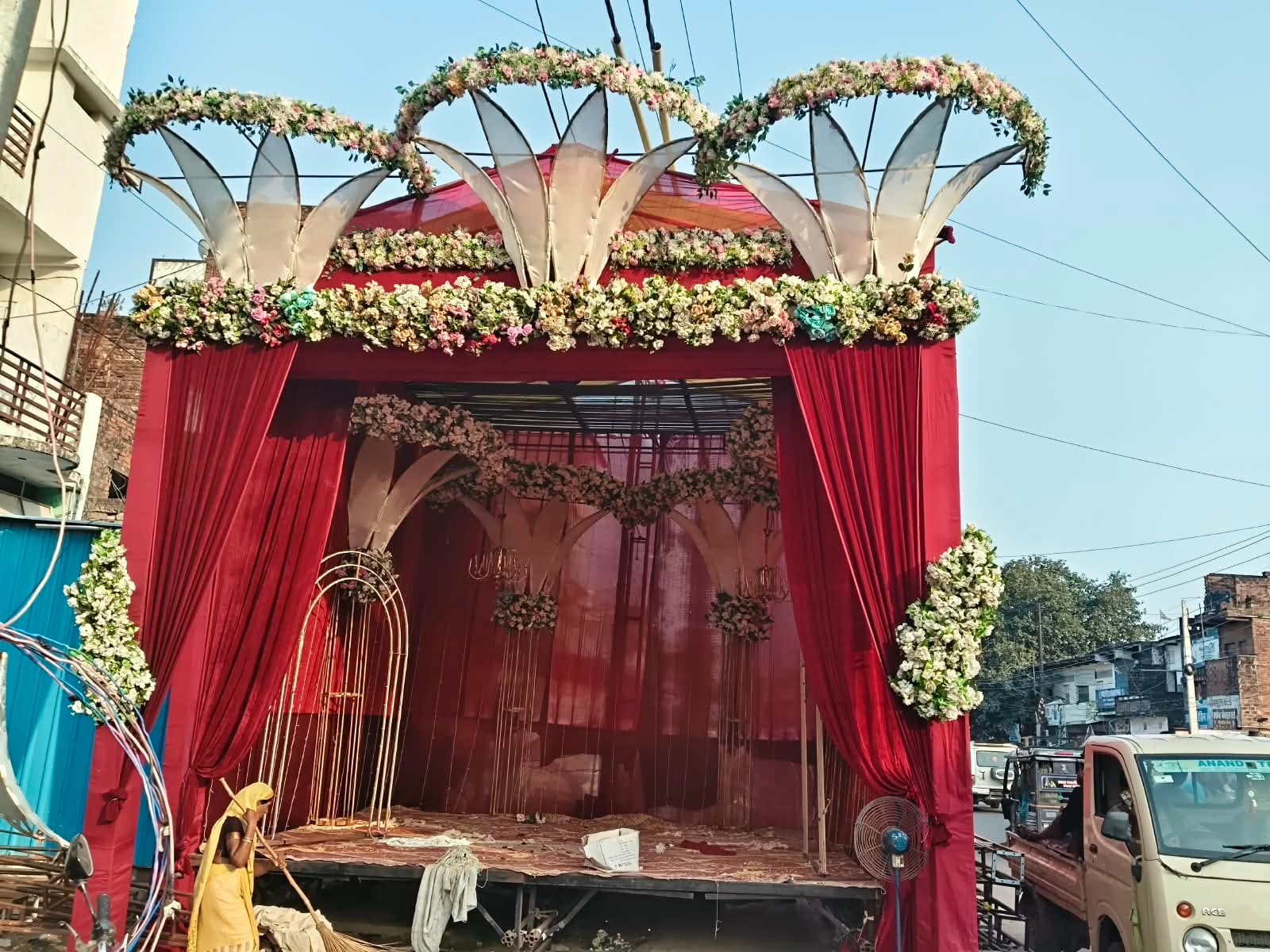 फोटो-9- अतर्रा के लाई मंडी में सजा पंडाल। संवाद