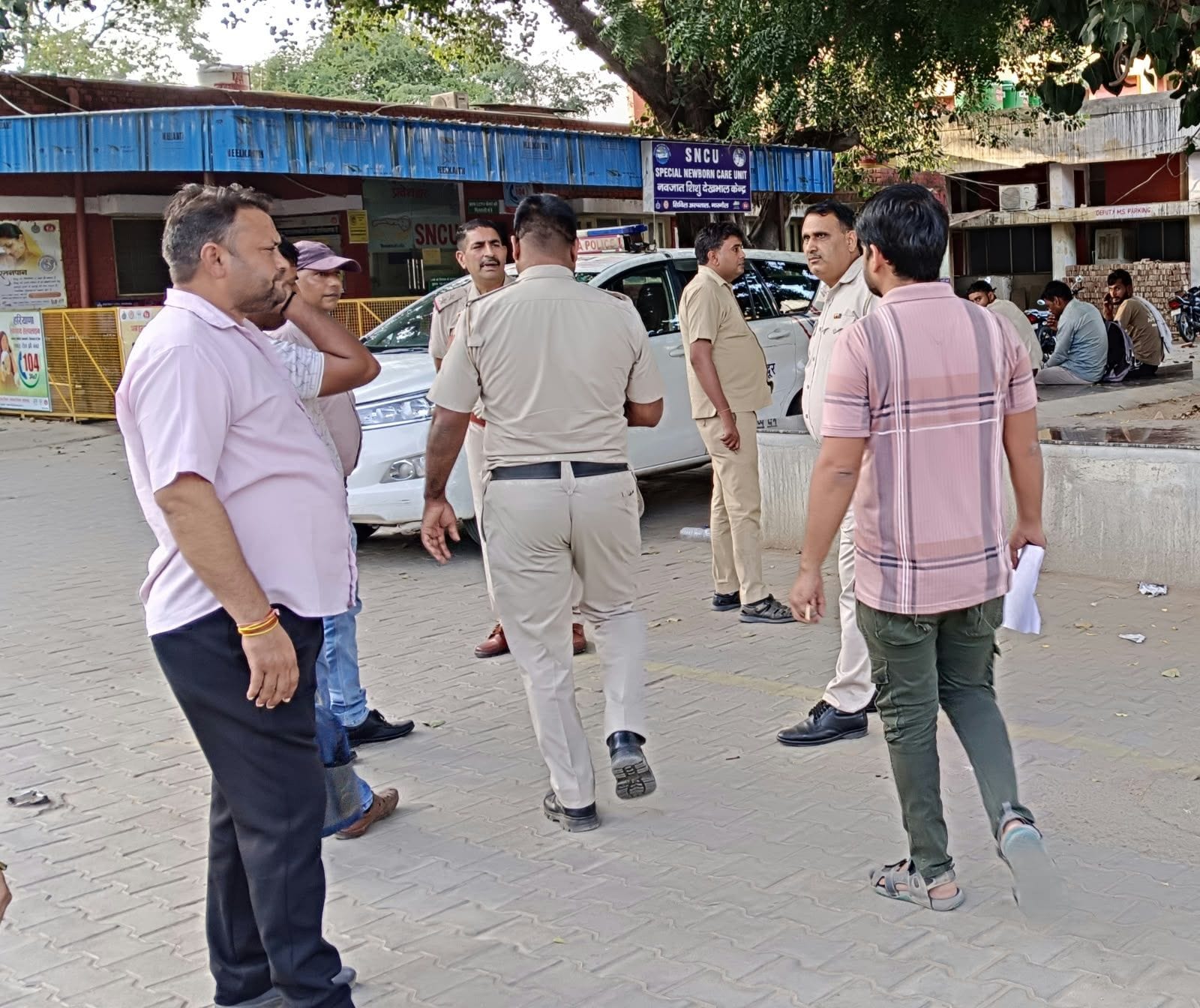 फोटो नंबर-14घटना के बाद नागरिक अस्पताल में पहुंची पुलिस। संवाद