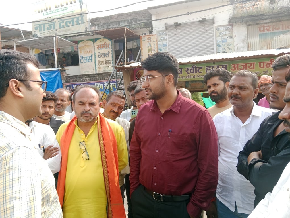 Prayagraj News: तीन दिन से दौड़ रहे अधिकारी, नहीं सुलझी जलभराव की समस्या