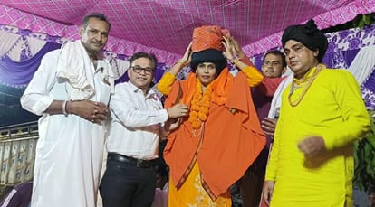 फोटो संख्या:67- गांव पल्ह में  आयोजित कार्यक्रम में महंत साध्वीअंजुनाथ को सम्मानित करते  आयोजक
