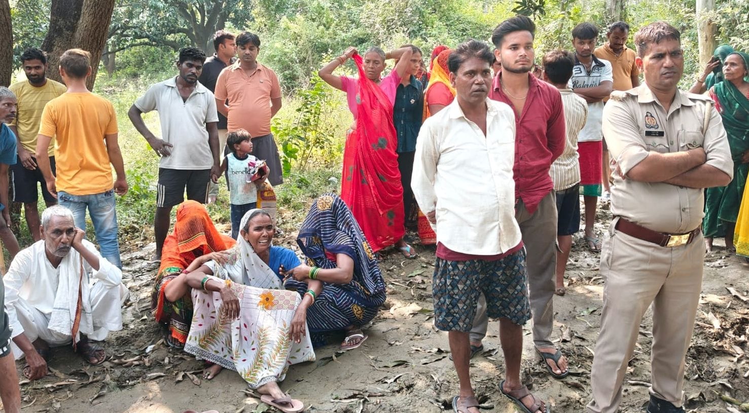 फोटो38अमांपुर के गांव हरथरा में किशोर की मौत के बाद रोते बिलखते परिजन ।संवाद