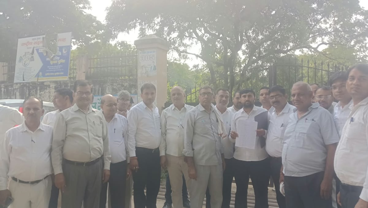 Agra News: लंबित पत्रावलियों के निपटारे के लिए तीसरे दिन भी धरने पर बैठे अधिवक्ता