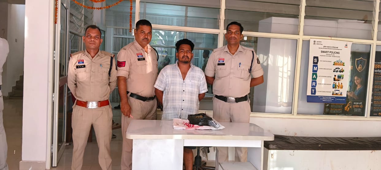 arrested ganja peddler with 305gm cannabis nabbed consumer and five absconding warranties under Operation Baaz