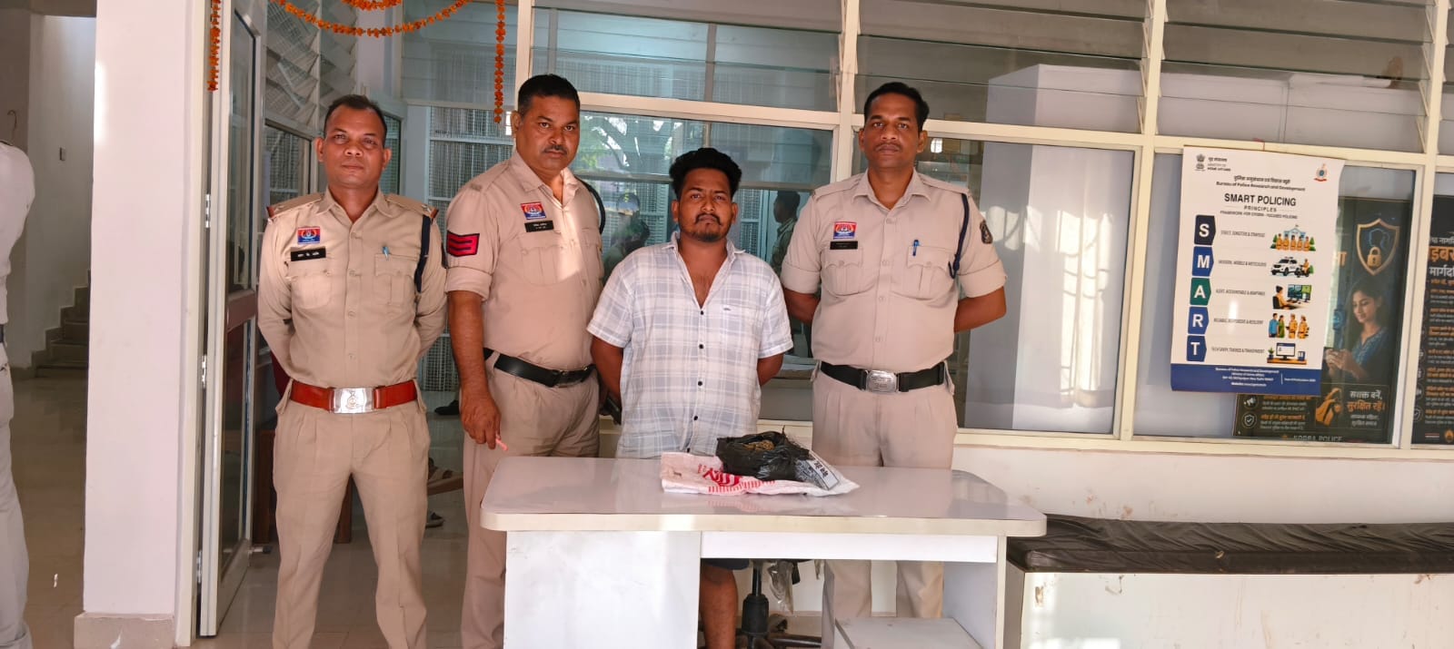 गांजा तस्करी करने वाले तस्कर के साथ पीने वाले के खिलाफ भी कार्रवाई