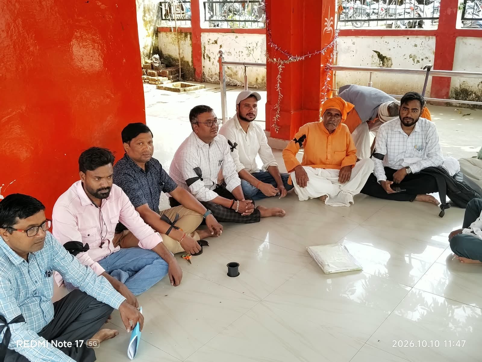 गिलौला थाने में हाथ में काली पट्टी बांधकर प्रदर्शन करते लेखपाल। 