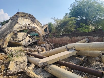 Hathras News: धमाके के साथ ढही 40 साल पुरानी पानी की टंकी