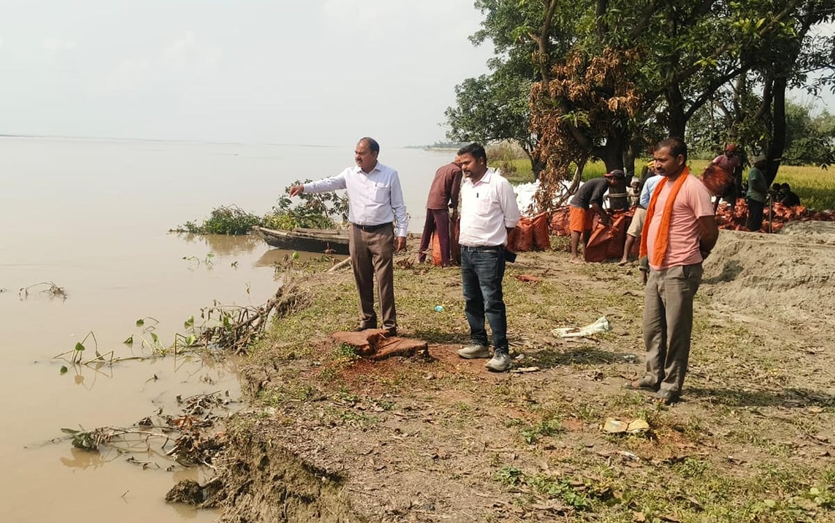 Bahraich News: कटान के मुहाने पर गोलागंज कोठार गांव, 30 बीघा जमीन नदी में समाई