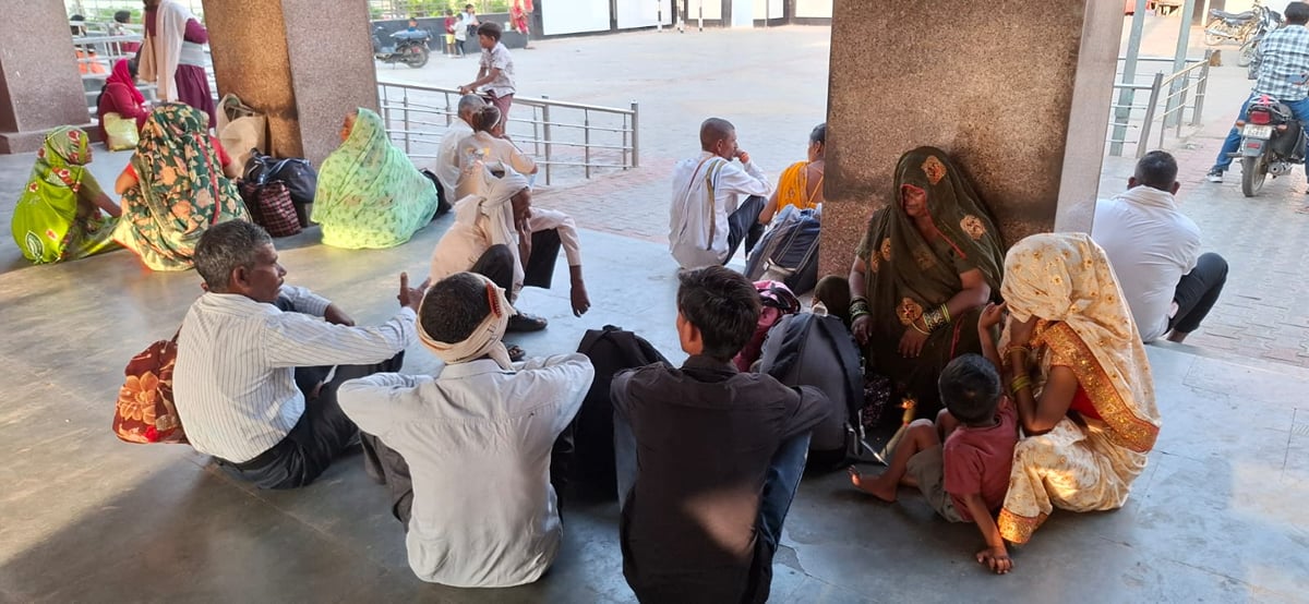 आंदोलन का असर : ट्रेनें रद्द होने से हाथरस में यात्री रहे परेशान