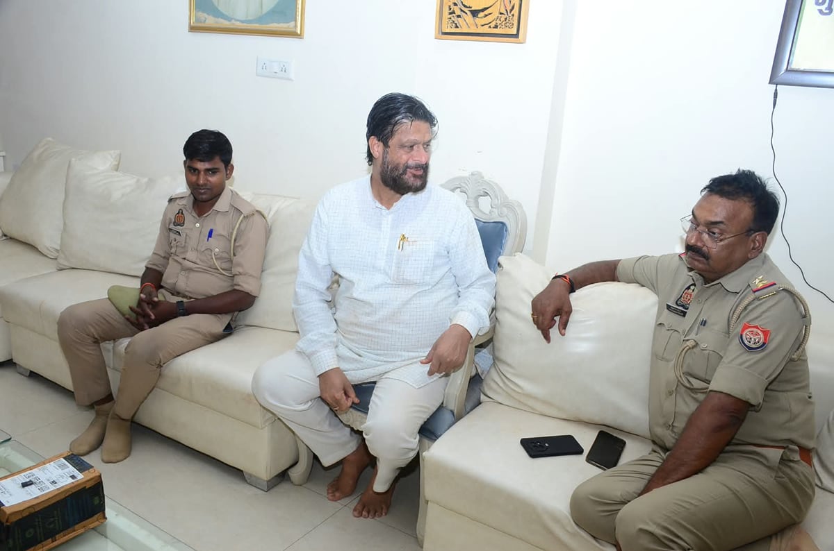 Jhansi News: दिल्ली में प्रदर्शन को लेकर झांसी में अलर्ट, विपक्षी नेताओं के घरों पर पुलिस का पहरा
