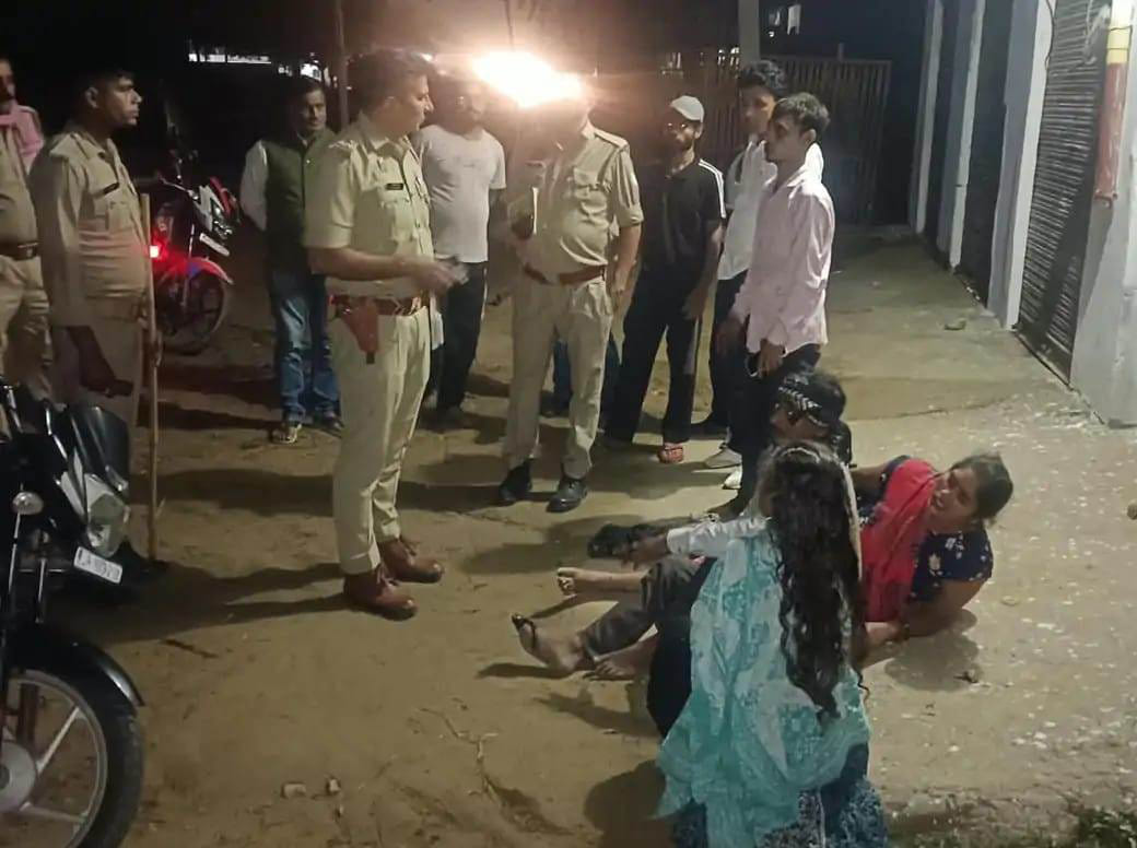 ई-रिक्शा पलटने के बाद घायलों से जानकारी करते पुलिसकर्मी। संवाद