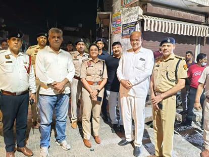 इंसार बाजार में निरीक्षण के बाद व्यापारियों से बात करते एसपी मेधा भूषण। स्रोत :सोशल मीडिया