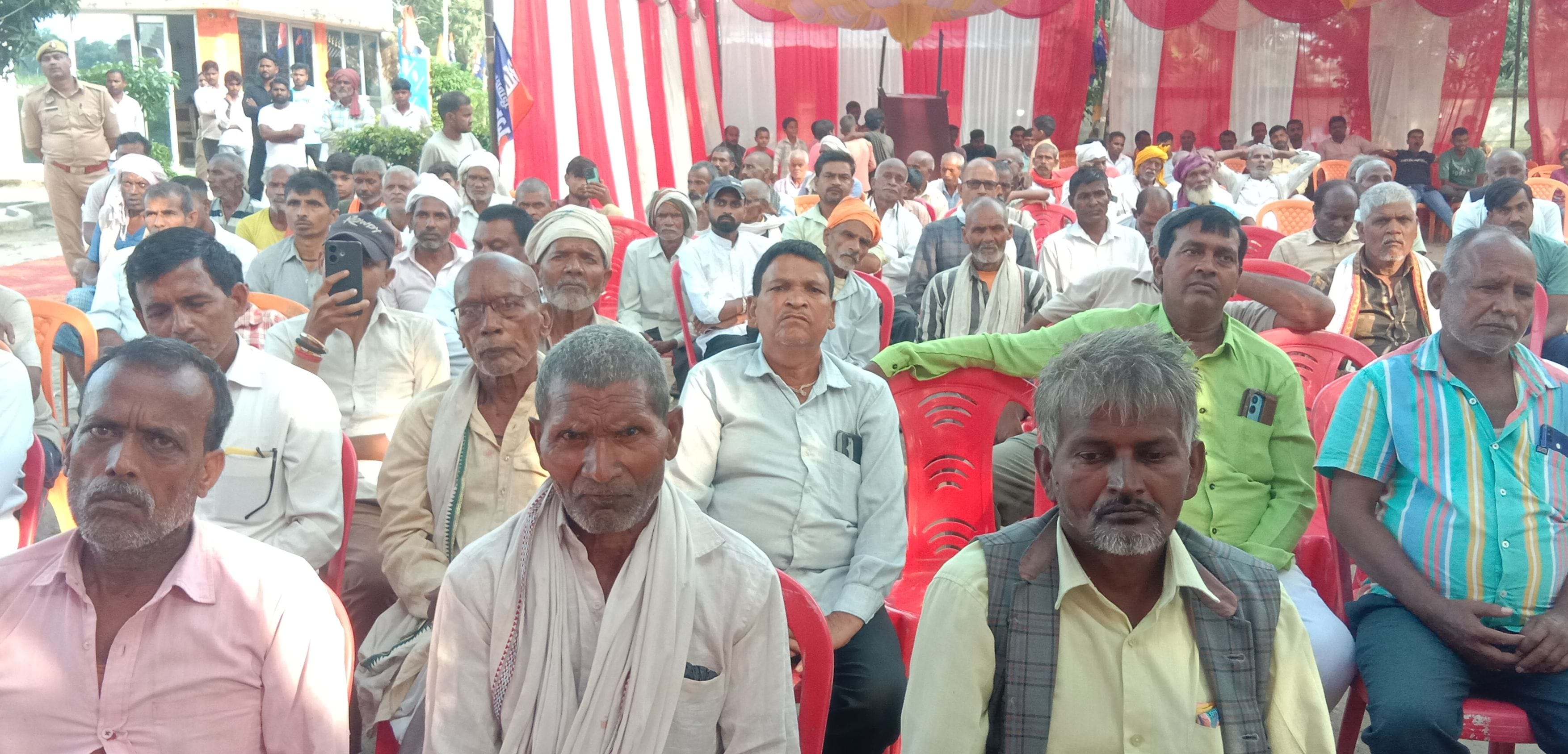 इटियाथोक के रमवापुर नायक में आयोजित कार्यकर्ता सम्मेलन को संबोधित करतीं सिराथू विधायक पल्लवी प