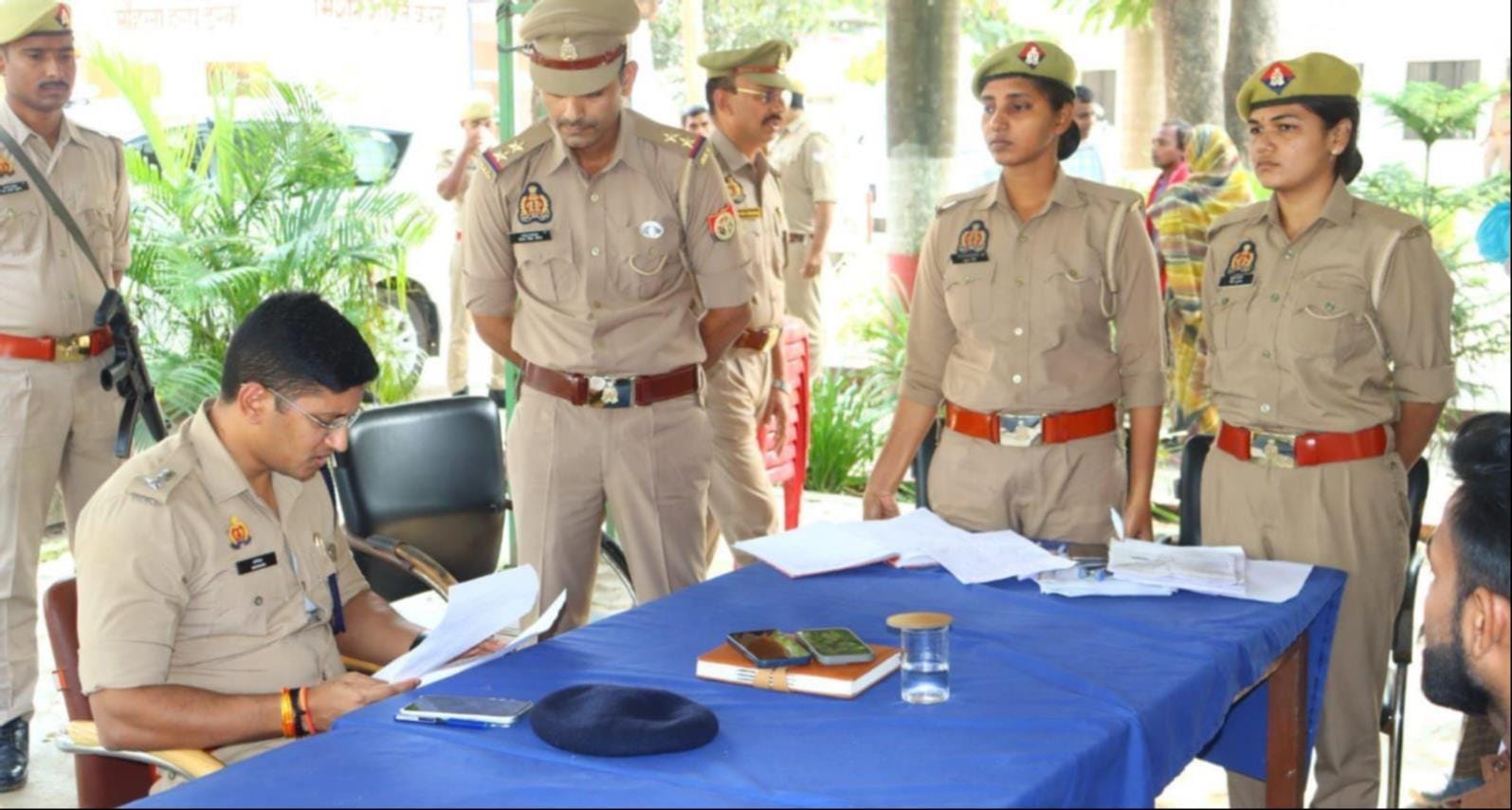 इटियाथोक थाने में सुनवाई करते एसपी अभिषेक। स्रोत: पुलिस मीडिया सेल 
