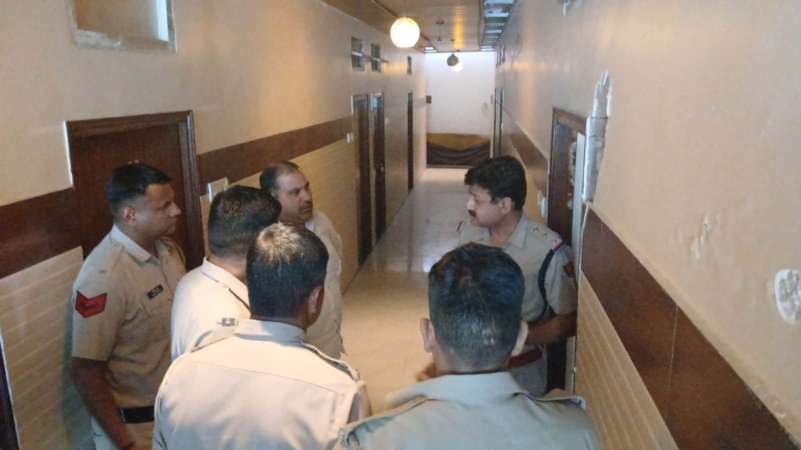 जांच करती पुलिस की टीम। संवाद