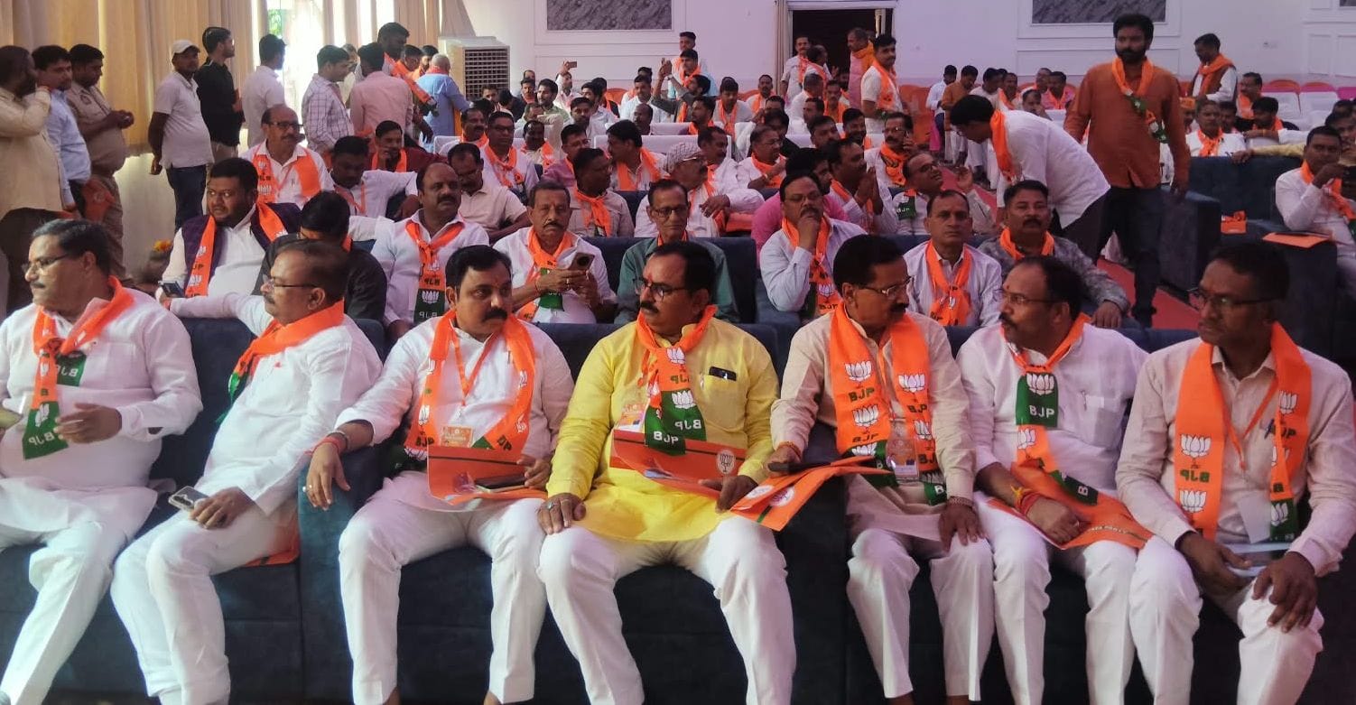 जिला कार्य समिति की बैठक में मौजूद पदाधिकारी। संवाद