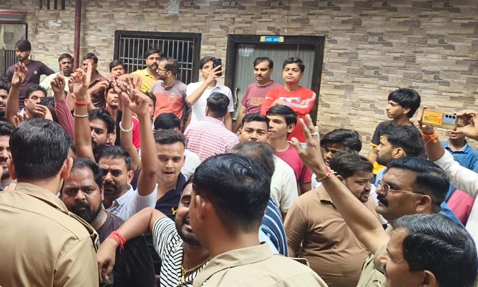 Shahjahanpur News: घर की तलाशी लेने का घी व्यापारी का आरोप, जमकर किया हंगामा