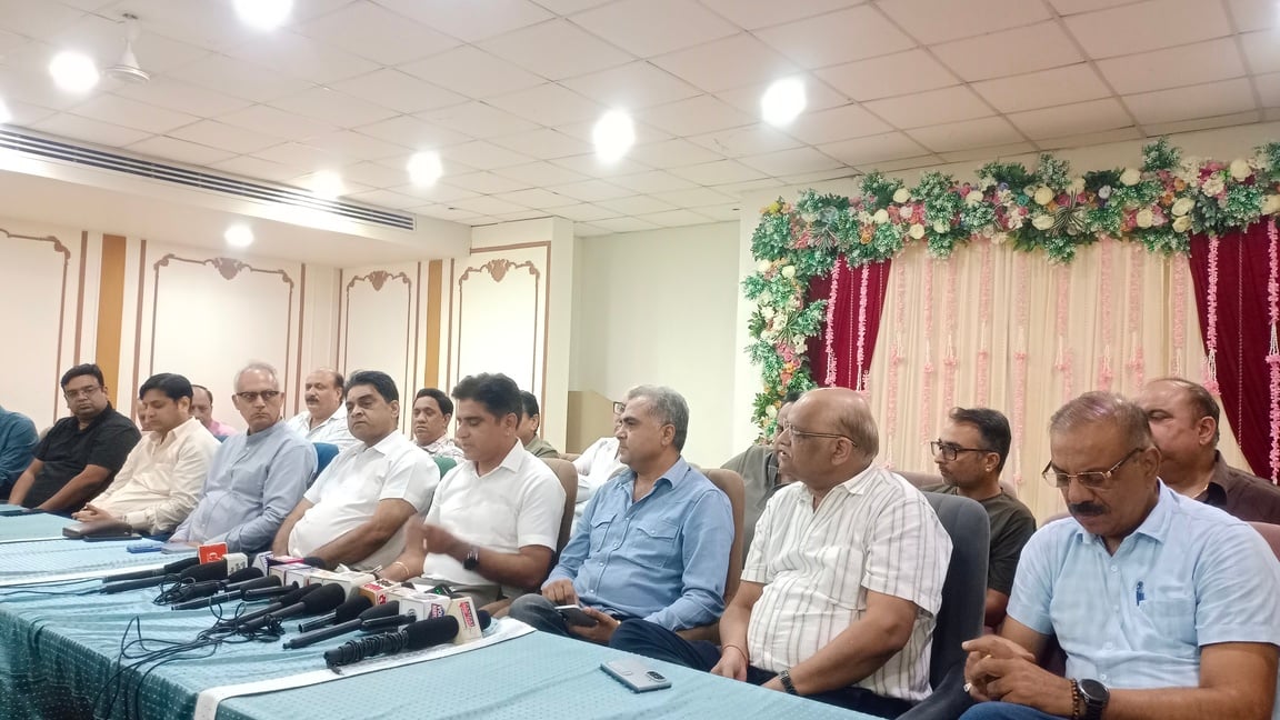 जिमखाना क्लब में बैठक कर जानकारी देते उद्यमी। संवाद