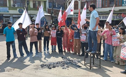 ज्ञानेश कुमार के इस्तीफे और चुनाव आयोग की स्वतंत्रता मजबूत करने की मांग को लेकर शहर के पुरने बस