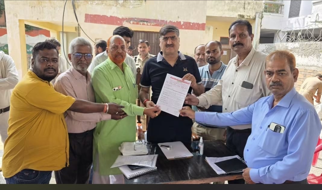 Aligarh News: अलीगढ़ जंक्शन पर वंदे भारत के ठहराव की मांग, सांसद को सौंपा ज्ञापन