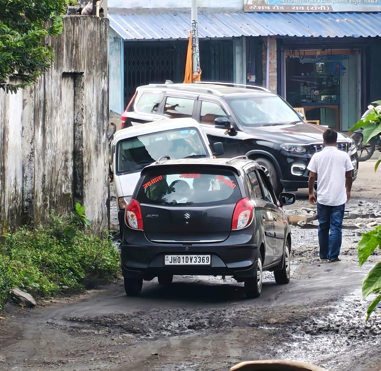 Encroachment and wastewater flow on the Ranchi-Chatra main road pose a hazard; risk of accidents.
