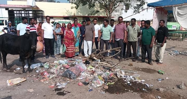 कांग्रेस पार्षदों का हल्लाबोल,कचरा यात्रा निकालकर जताया विरोध