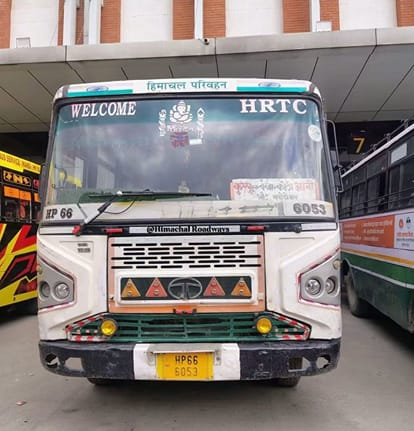 कुल्लू बस अड्डा से आनी वाया शुश बस रवाना होती हुई। संवाद