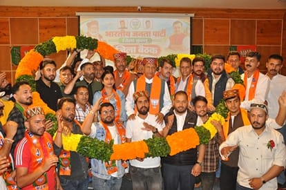 कुल्लू के मौहल में जिला स्तरीय बैठक में पहुंचे प्रदेश अध्यक्ष राजीव बिंदल का हार पहनाकर स्वागत 