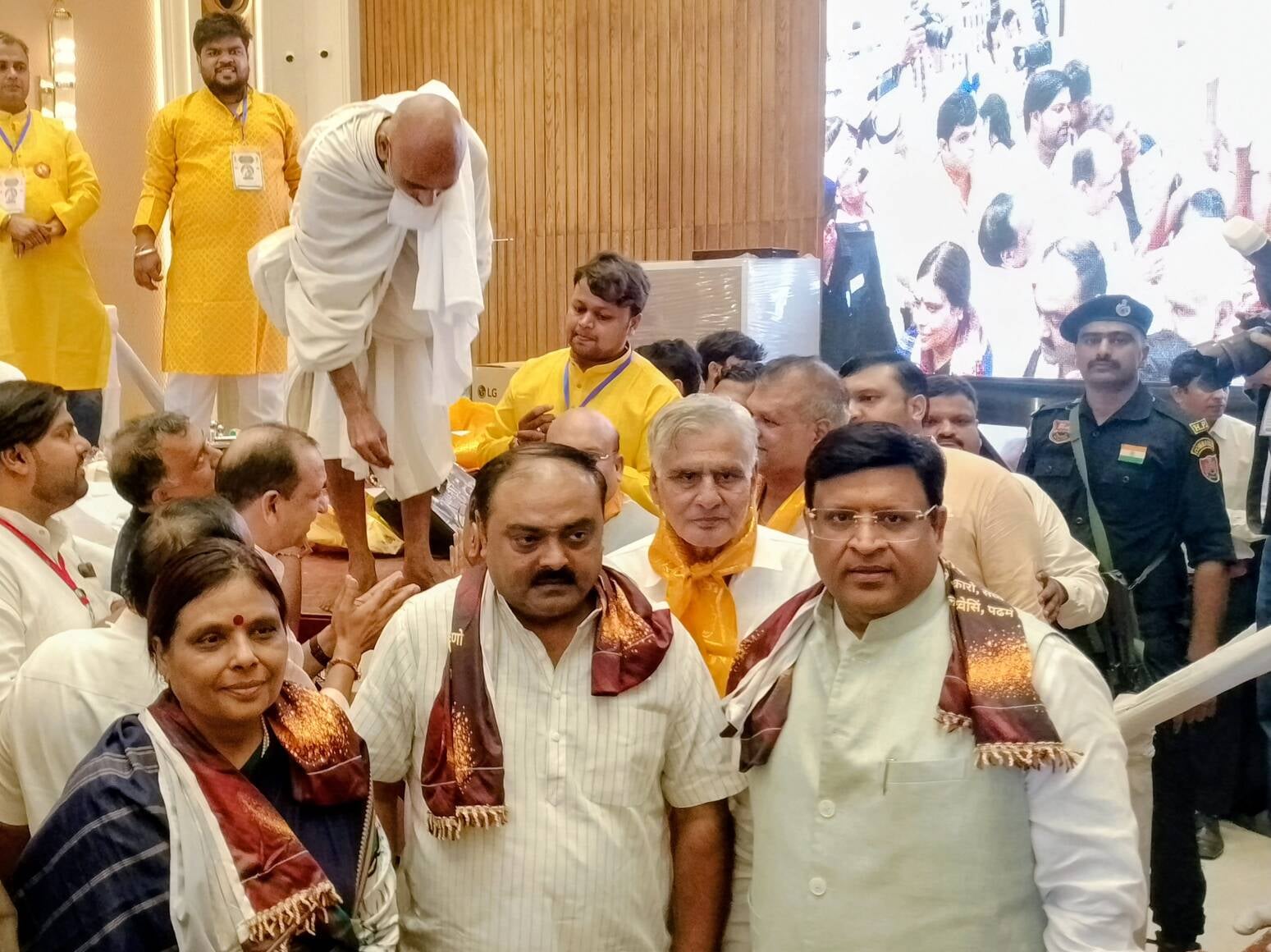 कार्यक्रम में राजेश मुनि से आशीवाद लेने पहुंचे मुख्यातिथि मंत्री विपुल गोयल व अन्य। संवाद