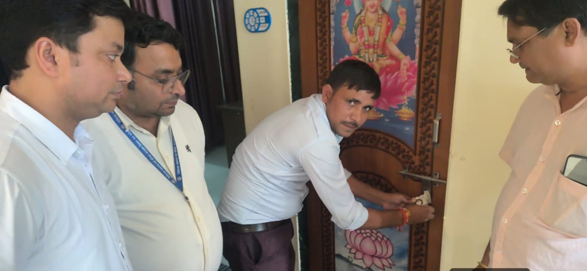 Kushinagar News: अवैध तरीके से संचालित दो निजी अस्पतालों को किया गया सील