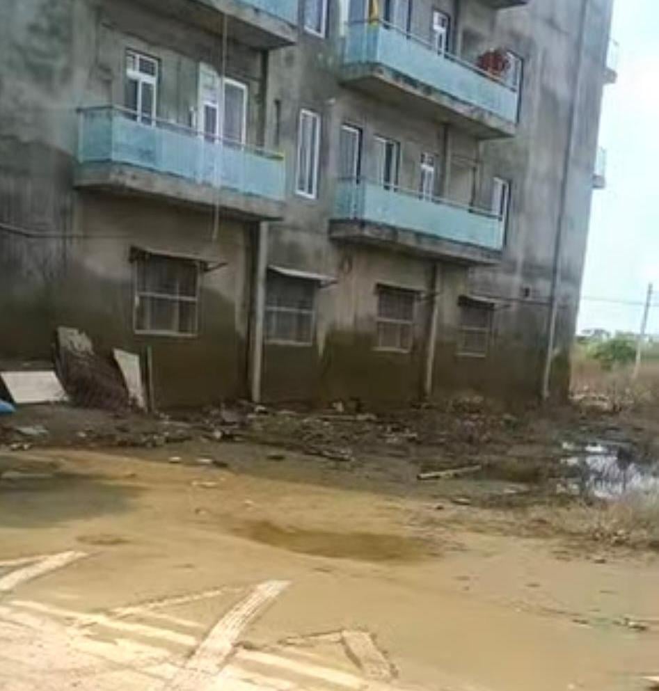 Sitapur News: जलस्तर घटा, उजड़ गए आशियाने<bha>;</bha> जिंदगी भर की कमाई बाढ़ में बर्बाद