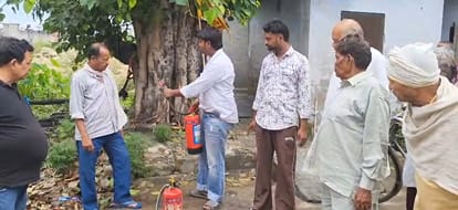 कुष्ठ आश्रम में आग बुझाने के तरीके बताते सोसायटी के पदाधिकारी। संस्था